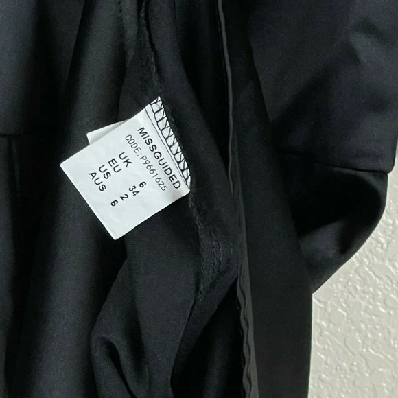 Missguided Romper Women's Sz 2 Shorts Deep V-Neck Flutter Sleeve Satin Black - Picture 10 of 11